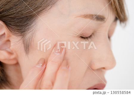 女性 目元 悩む 女性 目元 悩む 130558584