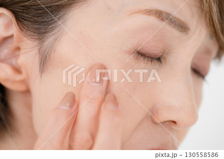 女性 目元 悩む 女性 目元 悩む 130558586
