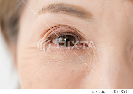 女性　目元　アップ　 130558590