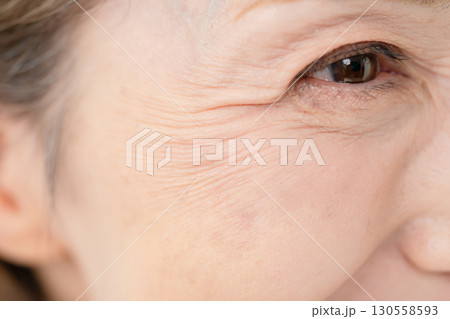 女性 目元 アップ 女性 目元 アップ 130558593