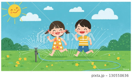 最高の笑顔！元気に芝生の上を走る子供 130558636