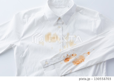 食べこぼしのシミ汚れがついた白いYシャツ 130558703