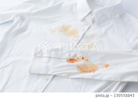 食べこぼしのシミ汚れがついた白いYシャツ 130558843