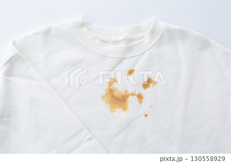 食べこぼしのシミ汚れがついた白いトレーナー 130558929