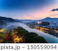 夕暮れに灯りが灯る川沿いの日本の町並みと幻想的な風景｜夕景、川、町並み、日本、夕暮れ、風景、山、和風 130559094