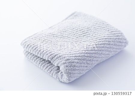 新しいグレーのフェイスタオル 130559317