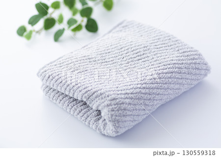 新しいグレーのフェイスタオル 130559318