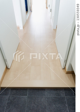 玄関口タイルシートとナチュラル廊下　リフォーム工事後の写真画像素材　白木風モダン　マンション 130559349