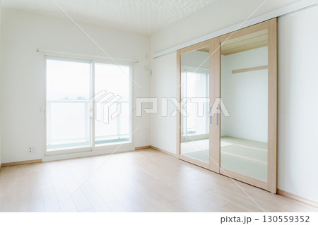 モダンなリビングと和室　リフォーム施工後の写真画像素材　白　マンション 130559352