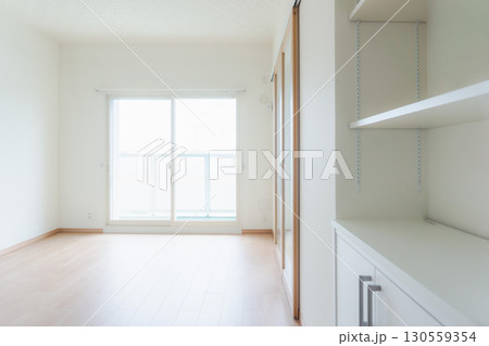 リビング洋間のリフォーム後の写真画像素材　収納棚の取り付け　内装フローリング　壁紙クロス　マンション 130559354