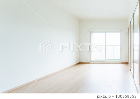 リビング洋間の室内リフォーム工事後の写真画像素材　背景　マンション 130559355