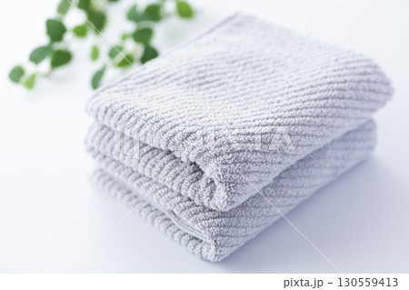 新しいグレーのフェイスタオル 130559413