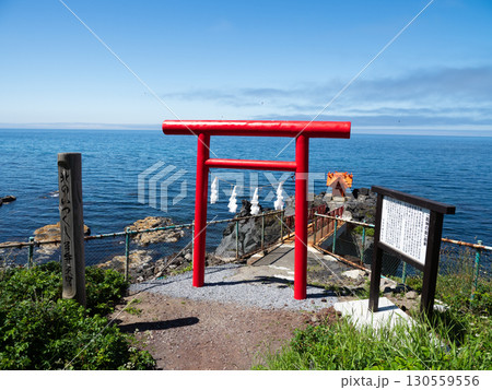 利尻島 龍神の岩と海に建つ赤い鳥居と祠 130559556