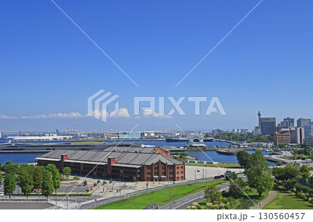 赤レンガ倉庫と横浜港の風景 130560457