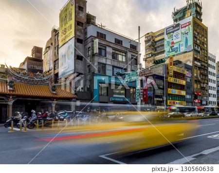 台湾・基隆 夕方の忠一路を走る自動車 / Zhongyi Road, Keelung, Taiwan 130560638