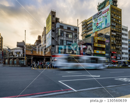 台湾・基隆 夕方の忠一路を走るバス / Zhongyi Road, Keelung, Taiwan 130560639