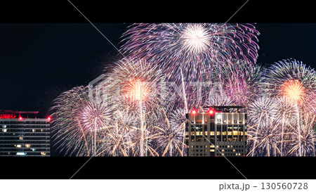 都市夜景と大規模花火の競演 都市夜景と大規模花火の競演 130560728