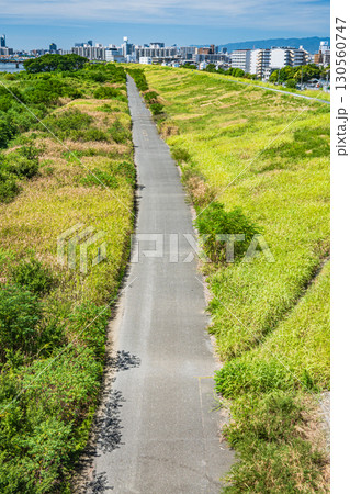 菅原城北大橋から望む淀川右岸側の風景 大阪市 菅原城北大橋から望む淀川右岸側の風景 大阪市 130560747