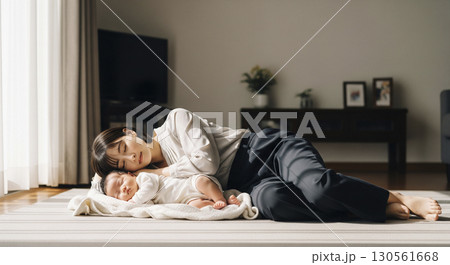 赤ちゃんを寝かしつけている妻 130561668