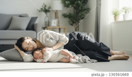 赤ちゃんを寝かしつけている妻 130561669