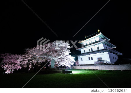 松前城と満開の桜の絶景 130562684