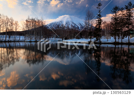 羊蹄山と朝日に染まる絶景の風景 羊蹄山と朝日に染まる絶景の風景 130563129