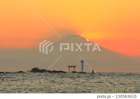 真名瀬海岸から望む夕暮れの富士山 130563610