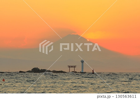 真名瀬海岸から望む夕暮れの富士山 130563611