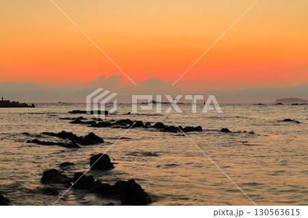 真名瀬海岸から望む夕暮れの富士山 130563615