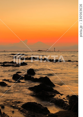 真名瀬海岸から望む夕暮れの富士山 130563616