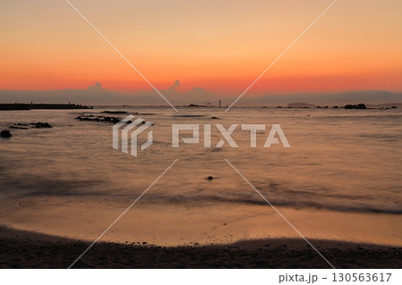 真名瀬海岸から望む夕暮れの富士山 真名瀬海岸から望む夕暮れの富士山 130563617