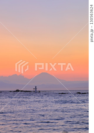 真名瀬海岸から望む夕暮れの富士山 130563624