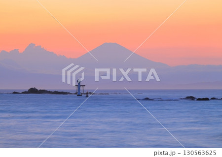 真名瀬海岸から望む夕暮れの富士山 130563625
