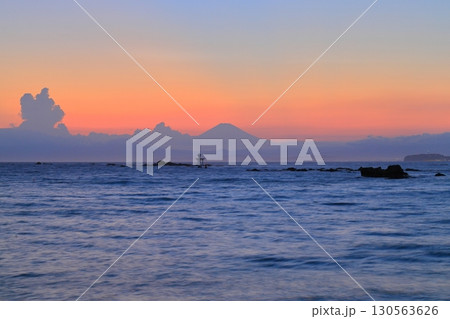 真名瀬海岸から望む夕暮れの富士山 130563626