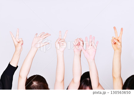 手を挙げる人 グーチョキパー ジャンケン たくさんの手 イメージ素材 ボディパーツ 手を挙げる人 グーチョキパー ジャンケン たくさんの手 イメージ素材 ボディパーツ 130563650