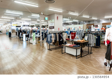 西友荻窪店 婦人服売り場で服を買う 荻窪タウンセブン 東京都杉並区上荻 西友荻窪店 婦人服売り場で服を買う 荻窪タウンセブン 東京都杉並区上荻 130564954