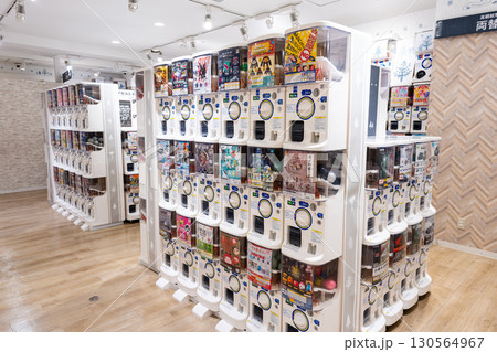 荻窪タウンセブン　ガチャガチャの森　カプセルトイを買う　東京都杉並区上荻 130564967