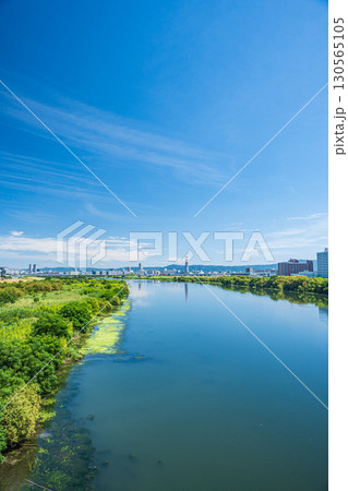 菅原城北大橋から望む淀川上流側の風景 大阪市 菅原城北大橋から望む淀川上流側の風景 大阪市 130565105