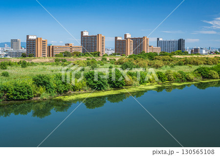 菅原城北大橋から望む淀川右岸のマンション群 大阪市 菅原城北大橋から望む淀川右岸のマンション群 大阪市 130565108