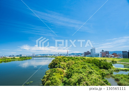 菅原城北大橋から望む淀川左岸上流側の風景 大阪市 菅原城北大橋から望む淀川左岸上流側の風景 大阪市 130565111