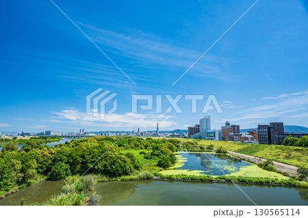 菅原城北大橋から望む淀川左岸上流側の風景 大阪市 菅原城北大橋から望む淀川左岸上流側の風景 大阪市 130565114