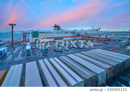 夕方の東京都江東区有明の東京港フェリーターミナルからコンテナと南東側の風景 夕方の東京都江東区有明の東京港フェリーターミナルからコンテナと南東側の風景 130565132