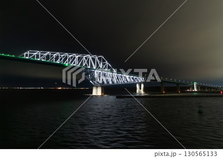 夜の東京都江東区の東京有明発のカーフェリーから通過前の東京ゲートブリッジを見る 130565133