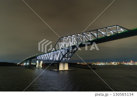 夜の東京都江東区の東京有明発のカーフェリーから通過後の東京ゲートブリッジを見る 夜の東京都江東区の東京有明発のカーフェリーから通過後の東京ゲートブリッジを見る 130565134