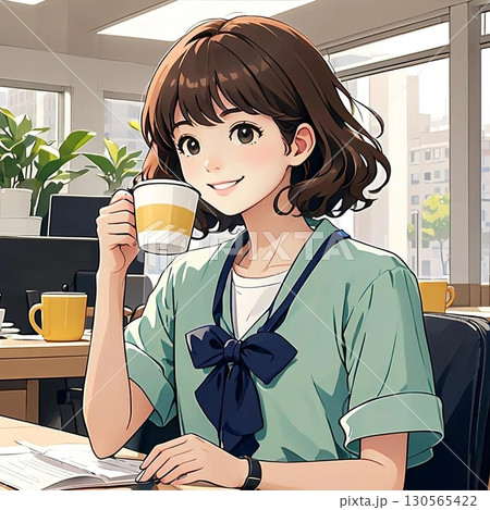 清潔なオフィスでコーヒー休憩をしている女性 130565422