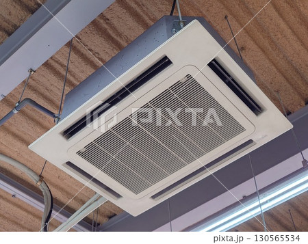 稼働中の業務用エアコン 稼働中の業務用エアコン 130565534