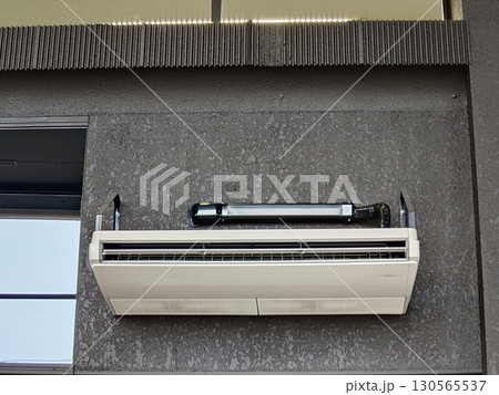 稼働中の業務用エアコン(天井吊型) 稼働中の業務用エアコン(天井吊型) 130565537