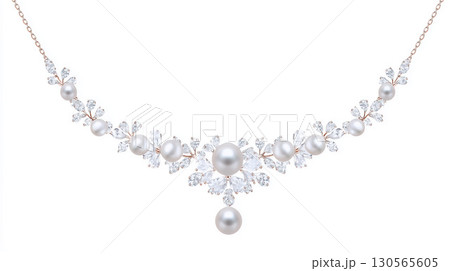純白のパールと輝くダイヤモンドが美しいネックレス。花嫁のデコルテを上品に飾るウェディングジュエリー。 純白のパールと輝くダイヤモンドが美しいネックレス。花嫁のデコルテを上品に飾るウェディングジュエリー。 130565605