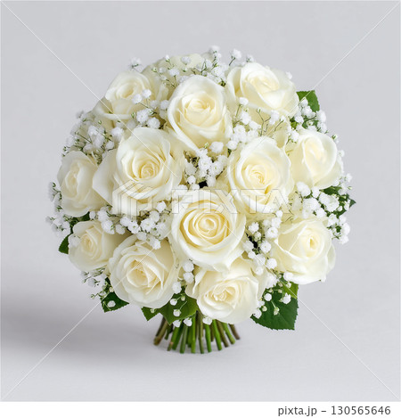 純白のバラとかすみ草を束ねた美しいラウンドブーケ。特別な日を彩る結婚式の花束。 純白のバラとかすみ草を束ねた美しいラウンドブーケ。特別な日を彩る結婚式の花束。 130565646