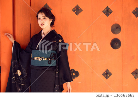神社で和装を纏う女性のポートレート｜着物・神社・伝統美 130565665